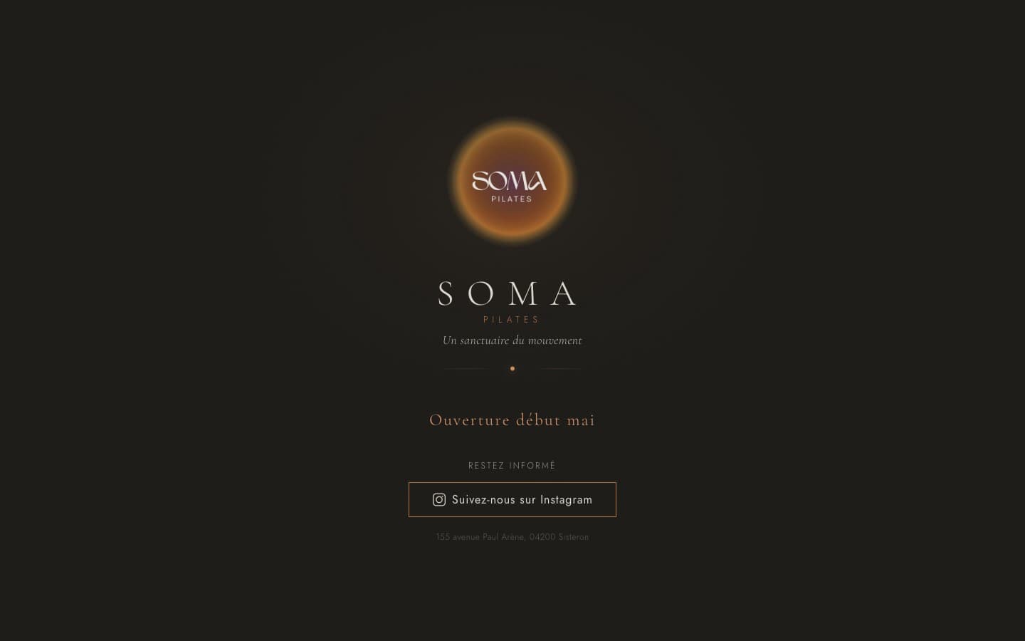 Page d'attente SOMA Pilates avec logo doré et halo ambré sur fond chocolat nuit